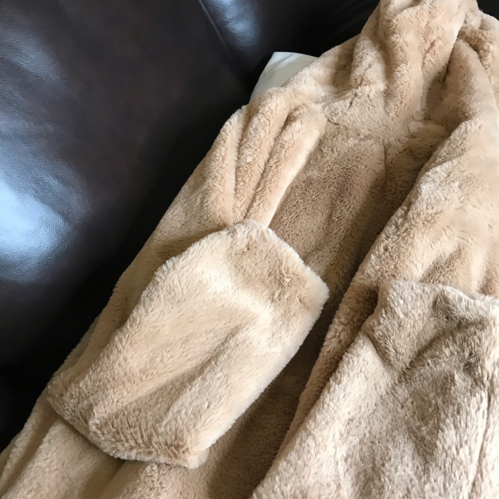🎉FAUX-FUR JACKET🎉 - Picture 9 of 11